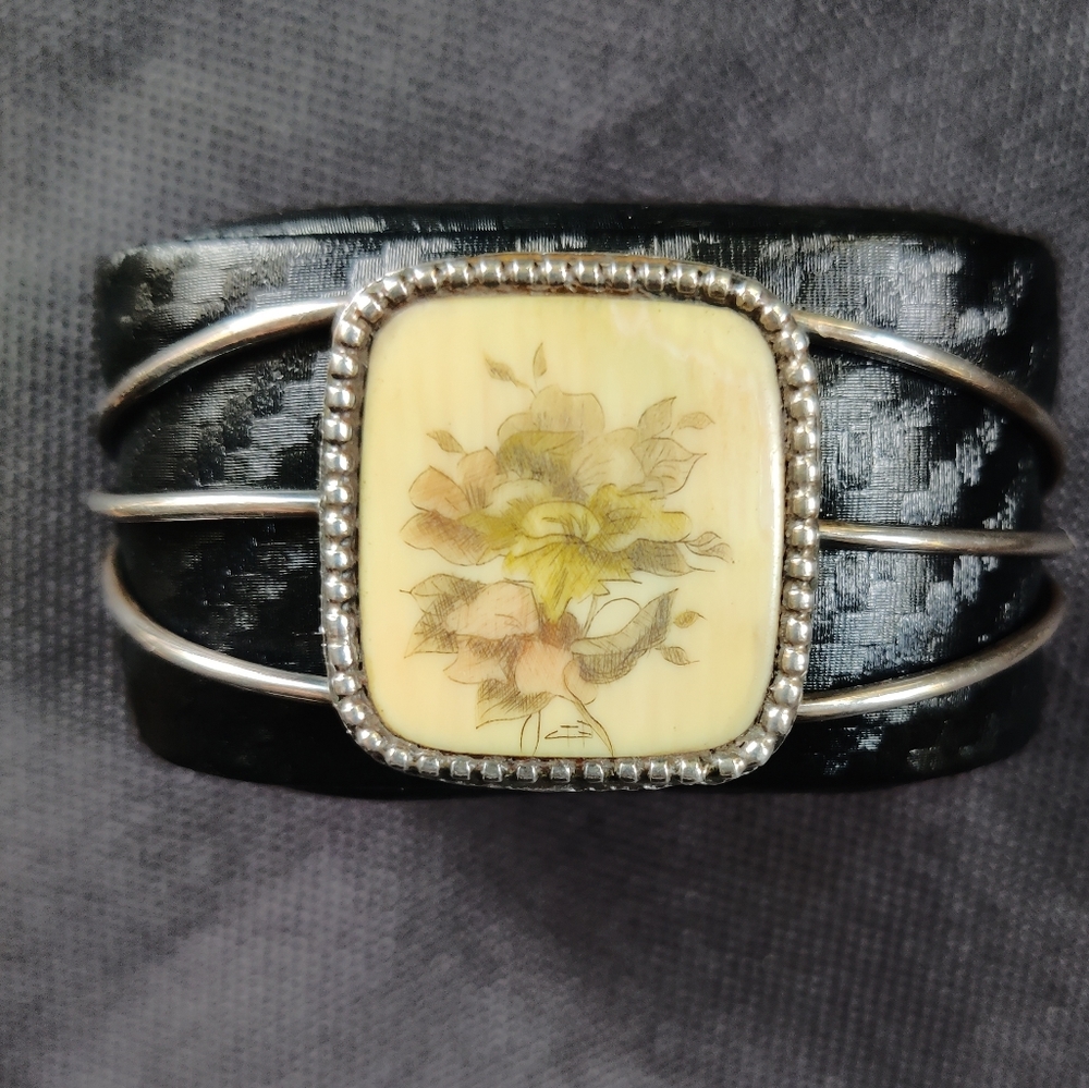 Vintage scrimshaw silver bracelet